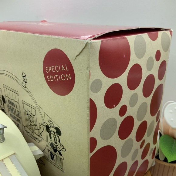 Disney Mickey Friends Camper "Bring a Smile Wherever You Go"  Figurine - Picture 7 of 7